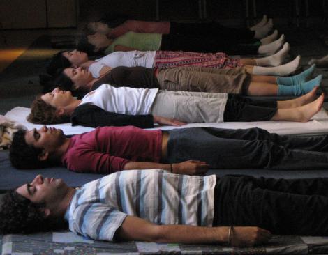 Acuéstate sobre tu espalda y cierra los ojos.